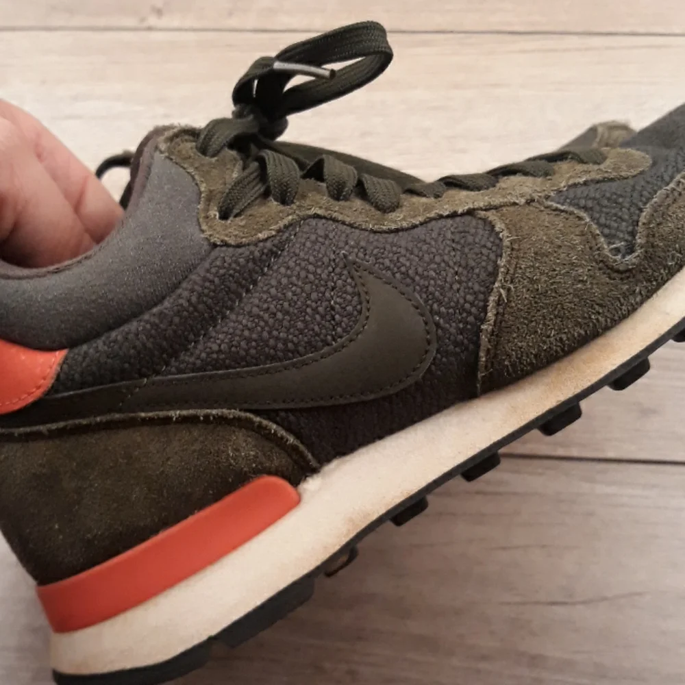 NIKE Women's Internationalist‎ Mid Running Shoes Carbon Green Womens Size 6